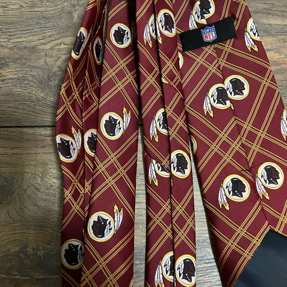 Washington Redskins Football Men’s Tie - Picture 2 of 4
